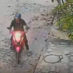 Delegado da Polícia Civil exibe mandado de prisão contra suspeito de crimes sexuais.