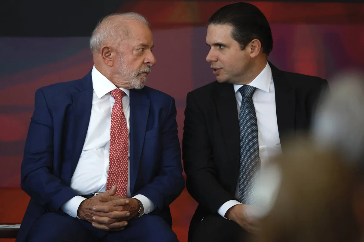 Presidente da Câmara Hugo Motta em expressão pensativa e levemente contrariada.