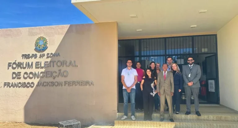 Equipe do TRE-PB realizando inspeção em cartório eleitoral no Sertão da Paraíba.