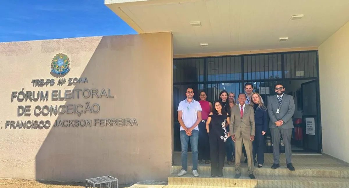 Equipe do TRE-PB realizando inspeção em cartório eleitoral no Sertão da Paraíba.