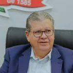 João Azevêdo em palanque na Paraíba com apoiadores
