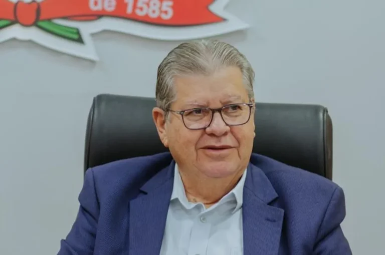 João Azevêdo em palanque na Paraíba com apoiadores