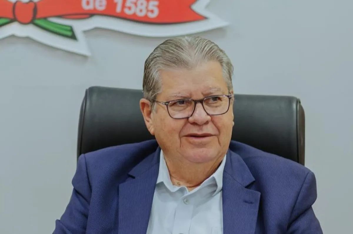 João Azevêdo em palanque na Paraíba com apoiadores