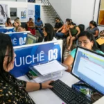Candidatos em fila para atendimento no Sine-JP em João Pessoa em busca de oportunidades de emprego.