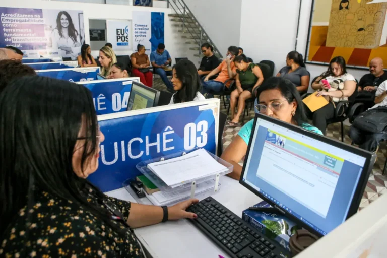 Candidatos em fila para atendimento no Sine-JP em João Pessoa em busca de oportunidades de emprego.