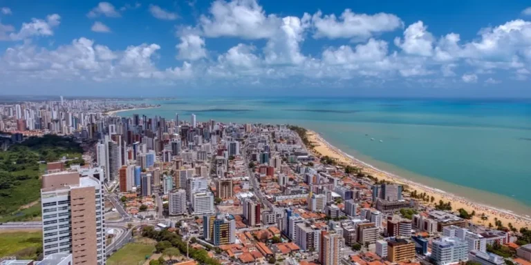 Moradores de João Pessoa reagem à declaração de especialista ambiental sobre a cidade ser caótica.