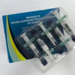 Enfermeira aplicando a vacina Pneumo 20 no braço de um bebê em uma unidade de saúde.