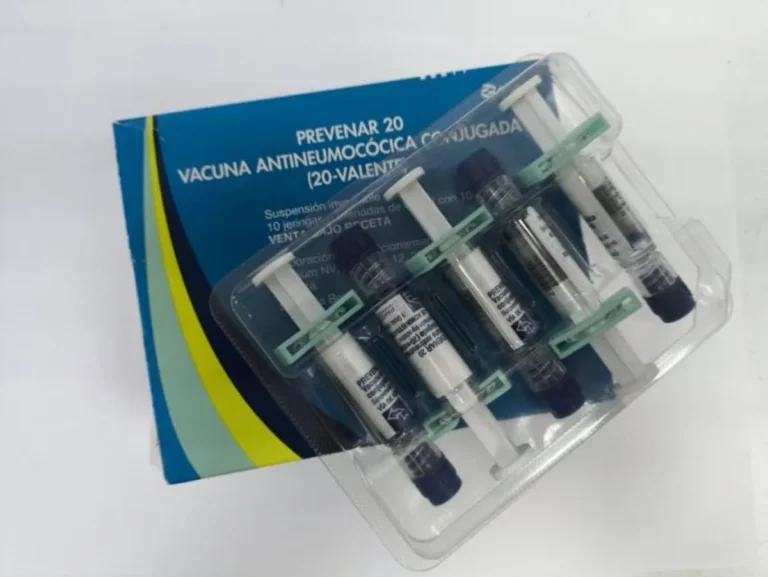 Enfermeira aplicando a vacina Pneumo 20 no braço de um bebê em uma unidade de saúde.