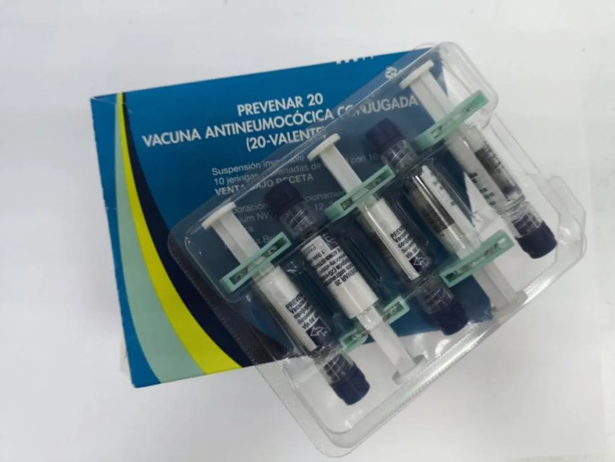 Enfermeira aplicando a vacina Pneumo 20 no braço de um bebê em uma unidade de saúde.