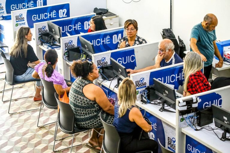 Centro empresarial moderno em João Pessoa, com prédios altos e pessoas circulando.