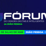 Auditório moderno durante o Fórum de Cidades Digitais e Inteligentes em João Pessoa com participantes atentos a uma apresentação.