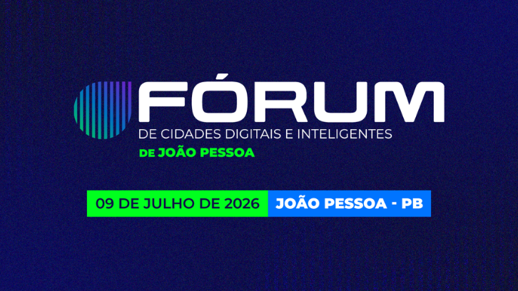 Auditório moderno durante o Fórum de Cidades Digitais e Inteligentes em João Pessoa com participantes atentos a uma apresentação.