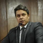 Vereadores em reunião discutindo a CPI do Esgoto em João Pessoa após decisão judicial