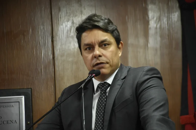Vereadores em reunião discutindo a CPI do Esgoto em João Pessoa após decisão judicial
