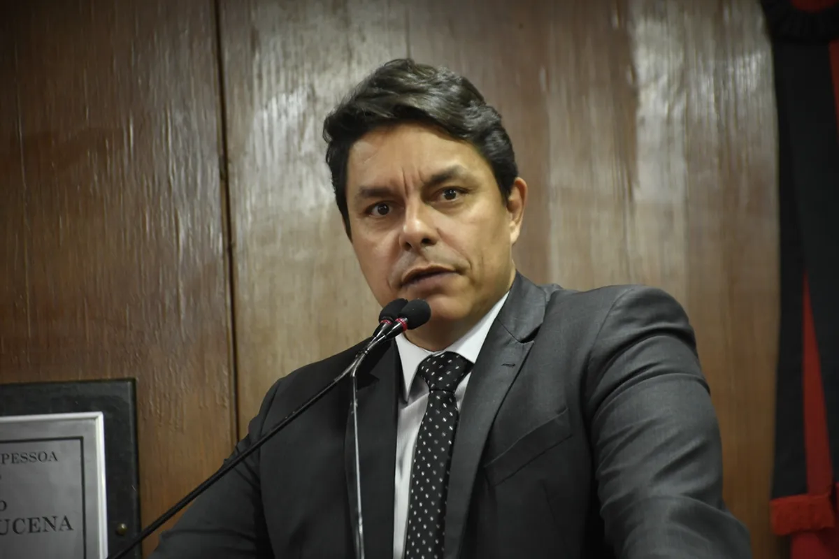 Vereadores em reunião discutindo a CPI do Esgoto em João Pessoa após decisão judicial