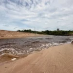 Construções suspensas na orla de João Pessoa, destacando edifícios e a praia