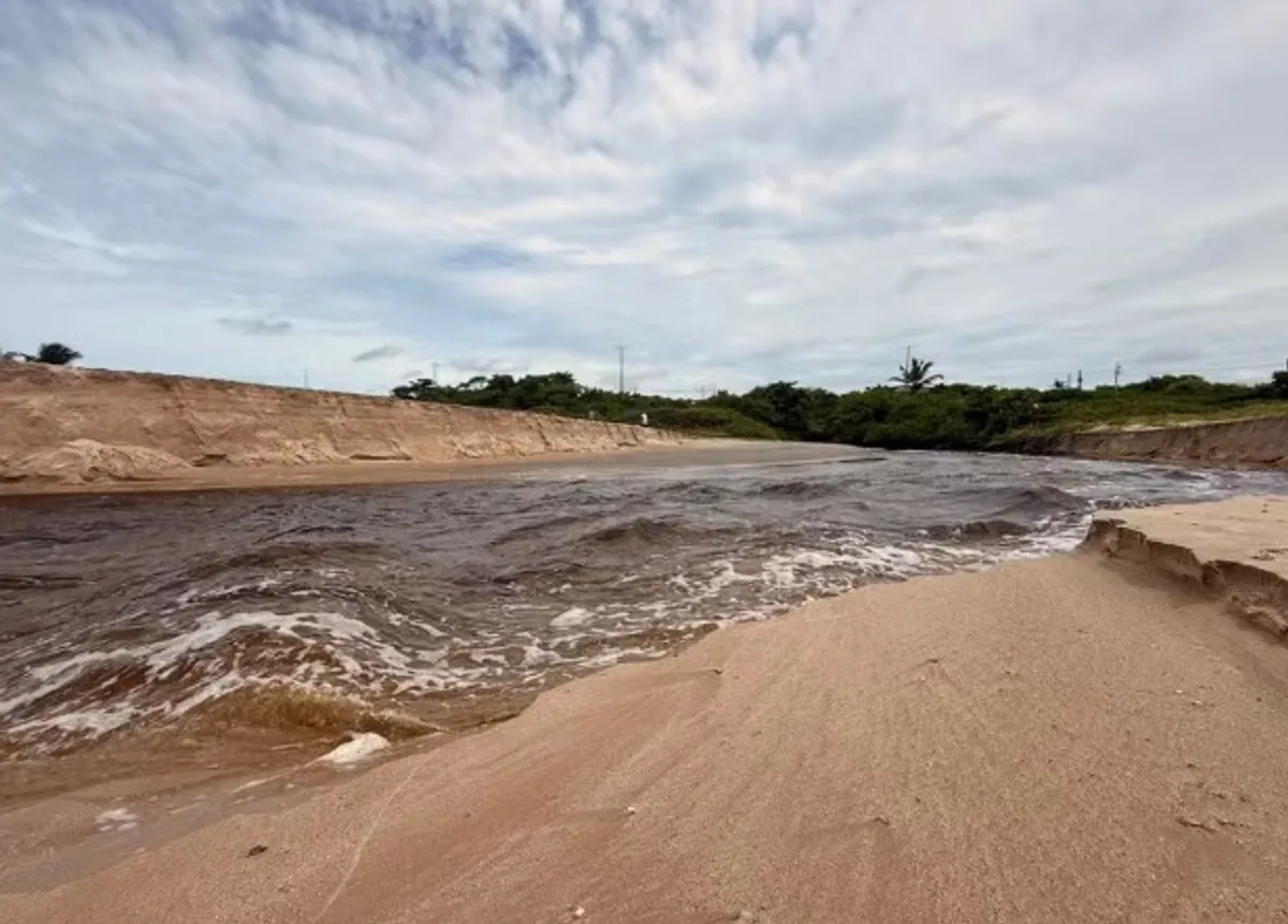 Construções suspensas na orla de João Pessoa, destacando edifícios e a praia