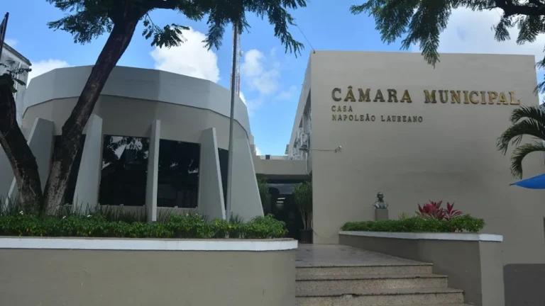 Prédio da Câmara Municipal de João Pessoa, cenário da decisão judicial sobre a CPI da Cagepa.