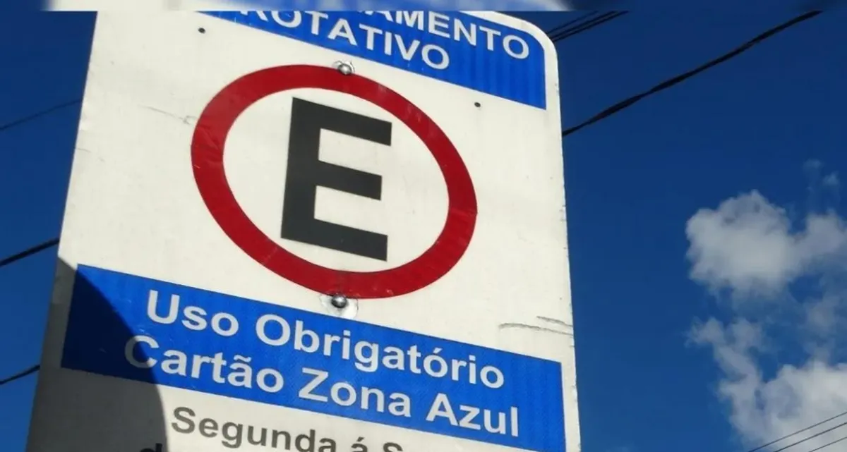 Sinalização da Zona Azul em uma rua de João Pessoa, Paraíba