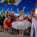 Quadrilha junina vibrante dançando em performance no São João de Campina Grande