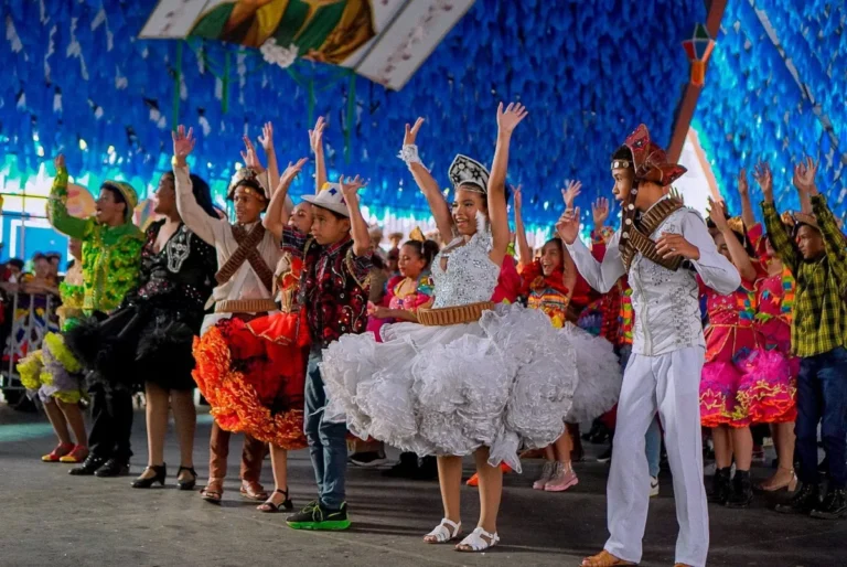 Quadrilha junina vibrante dançando em performance no São João de Campina Grande