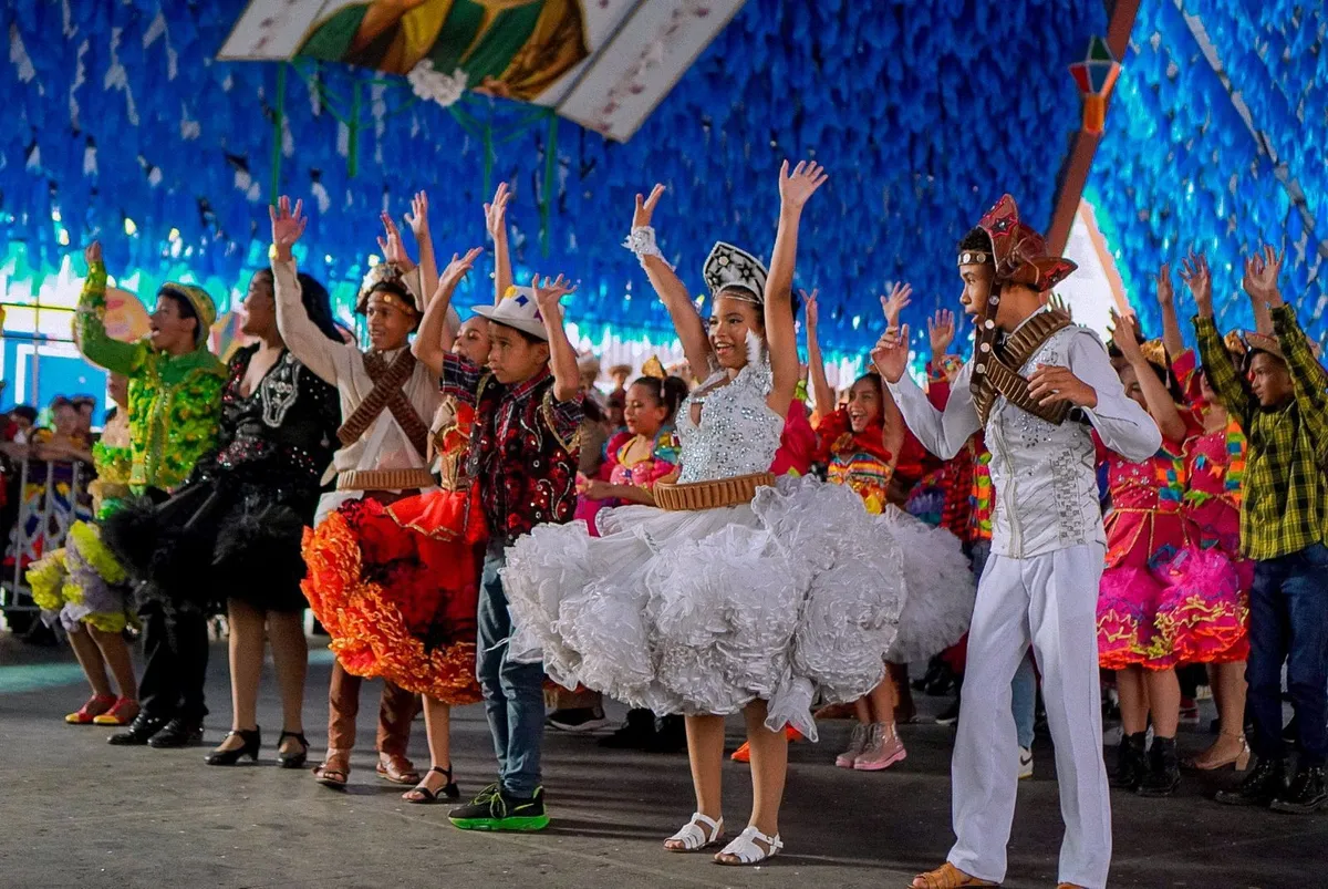 Quadrilha junina vibrante dançando em performance no São João de Campina Grande