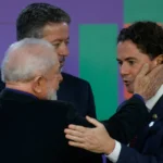 Presidente Lula falando em evento oficial, com microfones à frente e fundo levemente desfocado
