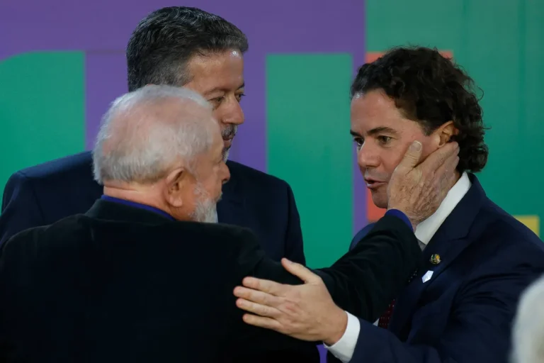 Presidente Lula falando em evento oficial, com microfones à frente e fundo levemente desfocado