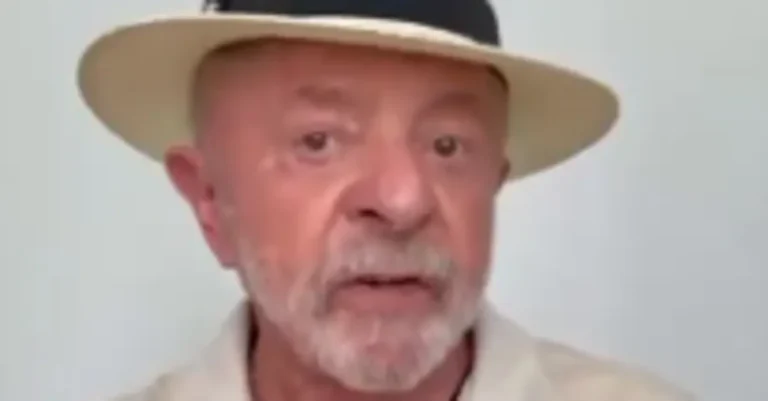 Presidente Lula cumprimenta o pré-candidato Veneziano em evento político na Paraíba.