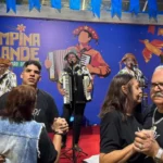 Multidão celebra em festival de forró durante o São João