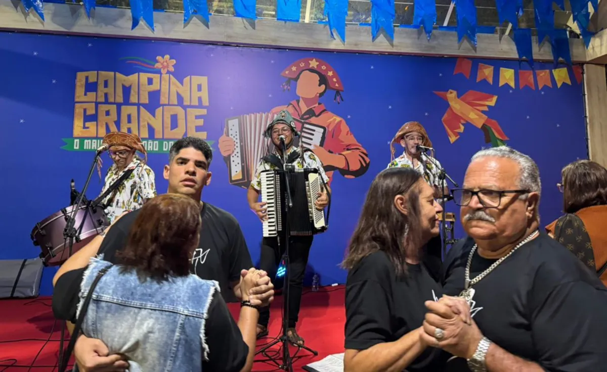 Multidão celebra em festival de forró durante o São João