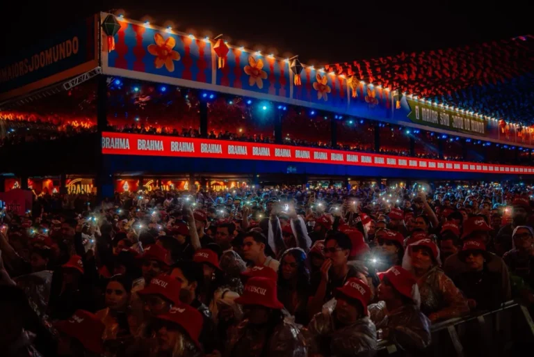 Público celebra O Maior São João do Mundo com show de fogos.