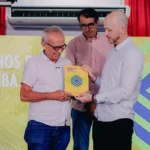 Cícero Lucena (MDB) recebe documento estratégico do partido para as eleições de 2026.