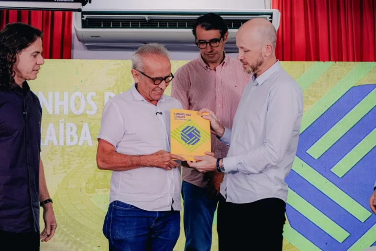 Cícero Lucena (MDB) recebe documento estratégico do partido para as eleições de 2026.