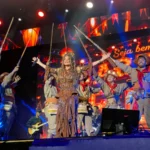 Elba Ramalho abraça fã mirim Malu Alcântara em palco de São João