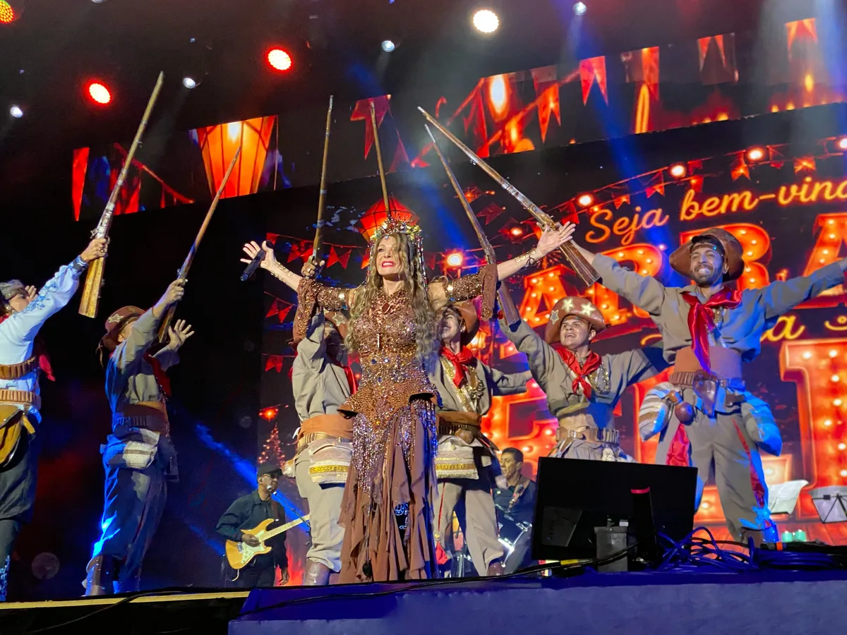 Elba Ramalho abraça fã mirim Malu Alcântara em palco de São João