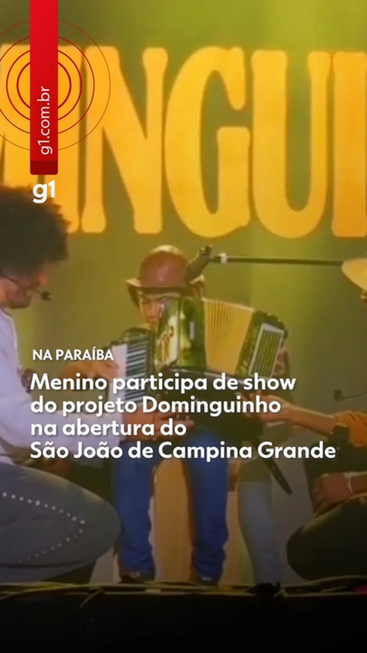 Menino Joadson da Silva toca sanfona no palco com João Gomes durante o São João de Campina Grande