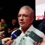 Nabor Wanderley cumprimenta moradores em visita a município da Paraíba