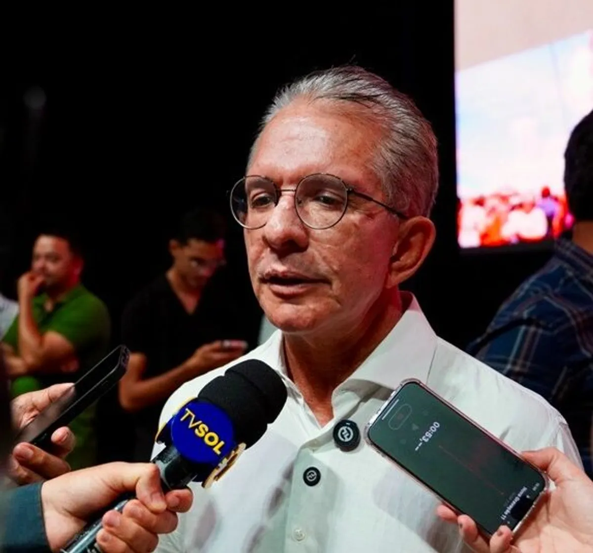 Nabor Wanderley cumprimenta moradores em visita a município da Paraíba