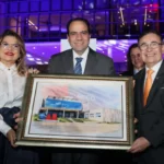 Fachada iluminada da nova sede da OAB-PB em João Pessoa, com autoridades e convidados presentes.