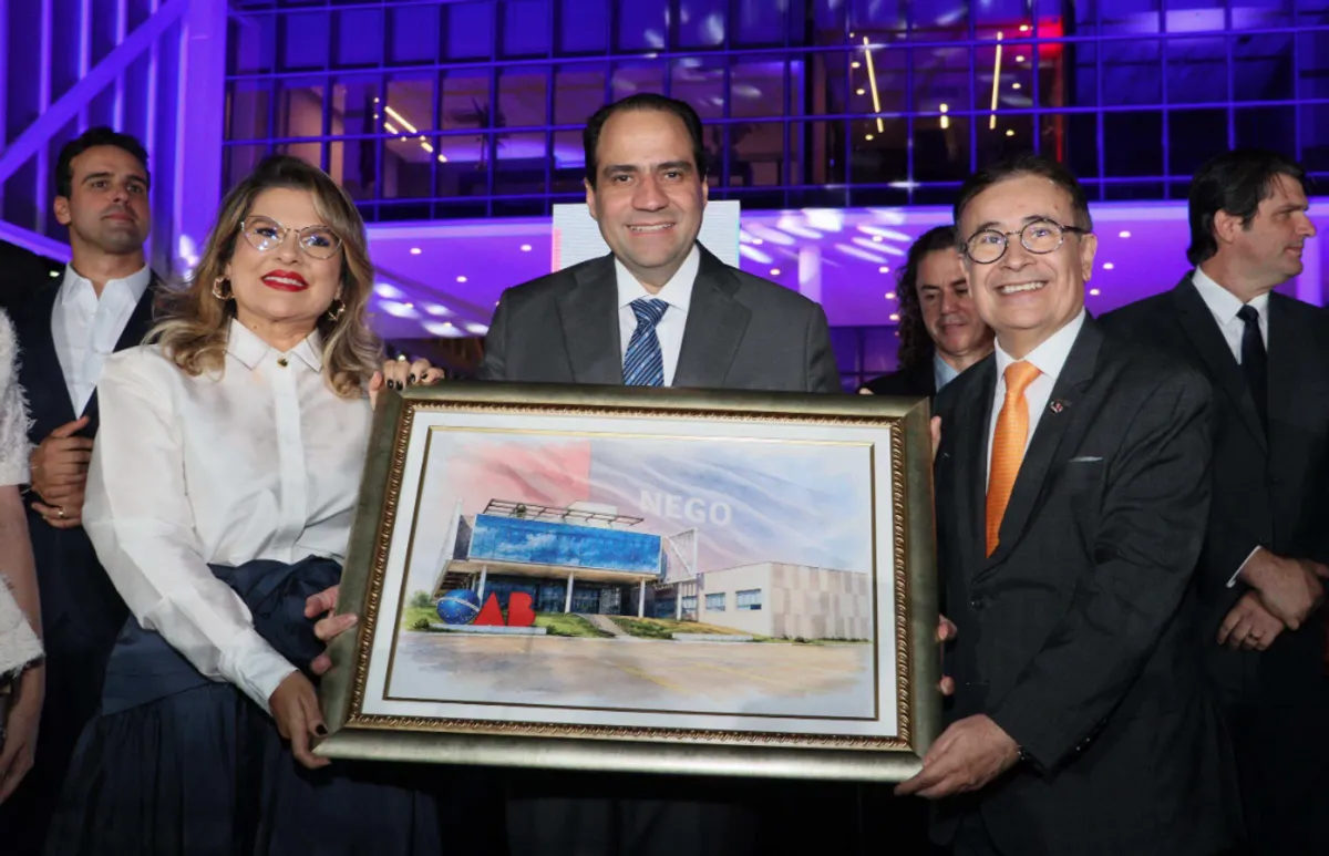 Fachada iluminada da nova sede da OAB-PB em João Pessoa, com autoridades e convidados presentes.