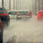 Rua alagada em cidade da Paraíba sob alerta de chuvas intensas
