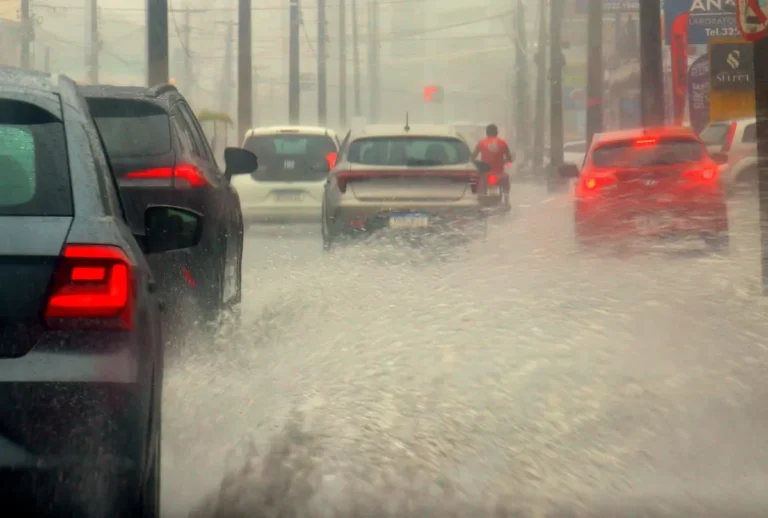 Rua alagada em cidade da Paraíba sob alerta de chuvas intensas