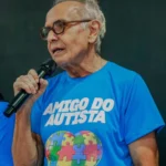 Cícero Lucena anunciando a expansão de políticas públicas para pessoas com TEA na Paraíba