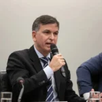 Agente da Polícia Federal analisa dados de segurança para as eleições de 2026 na Paraíba, com foco em facções criminosas e inteligência artificial.
