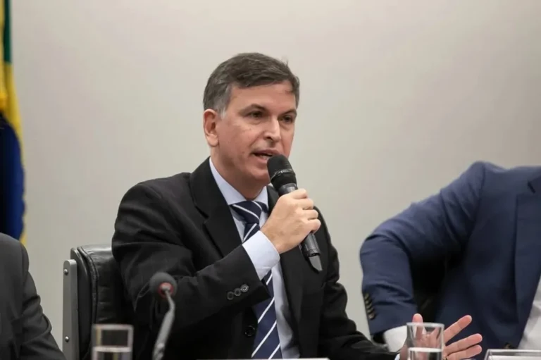 Agente da Polícia Federal analisa dados de segurança para as eleições de 2026 na Paraíba, com foco em facções criminosas e inteligência artificial.