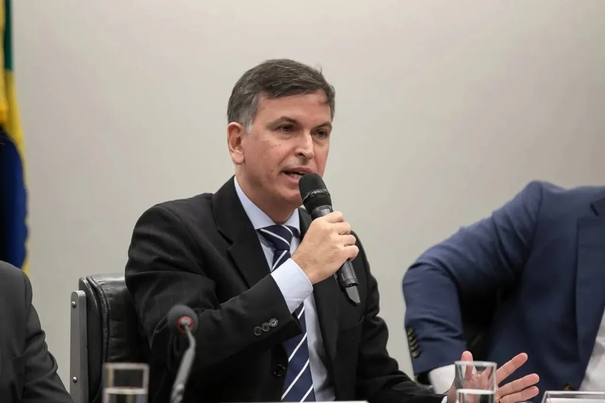 Agente da Polícia Federal analisa dados de segurança para as eleições de 2026 na Paraíba, com foco em facções criminosas e inteligência artificial.