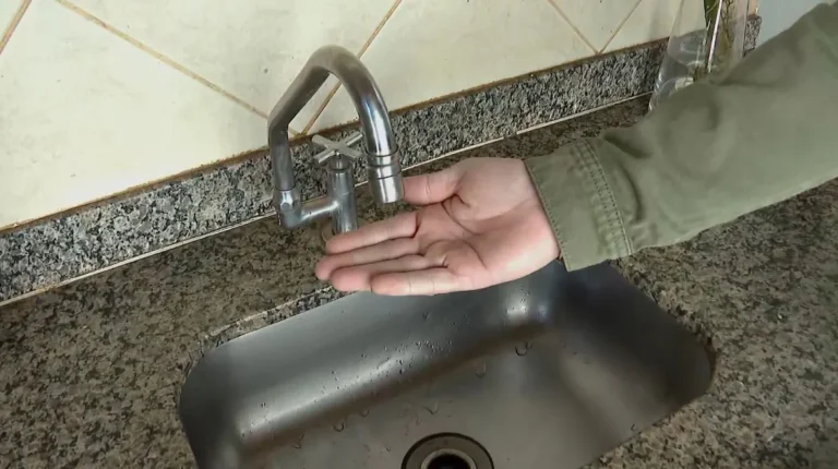 Torneira seca e balde vazio em uma casa, simbolizando a suspensão do abastecimento de água em Campina Grande pela Cagepa.