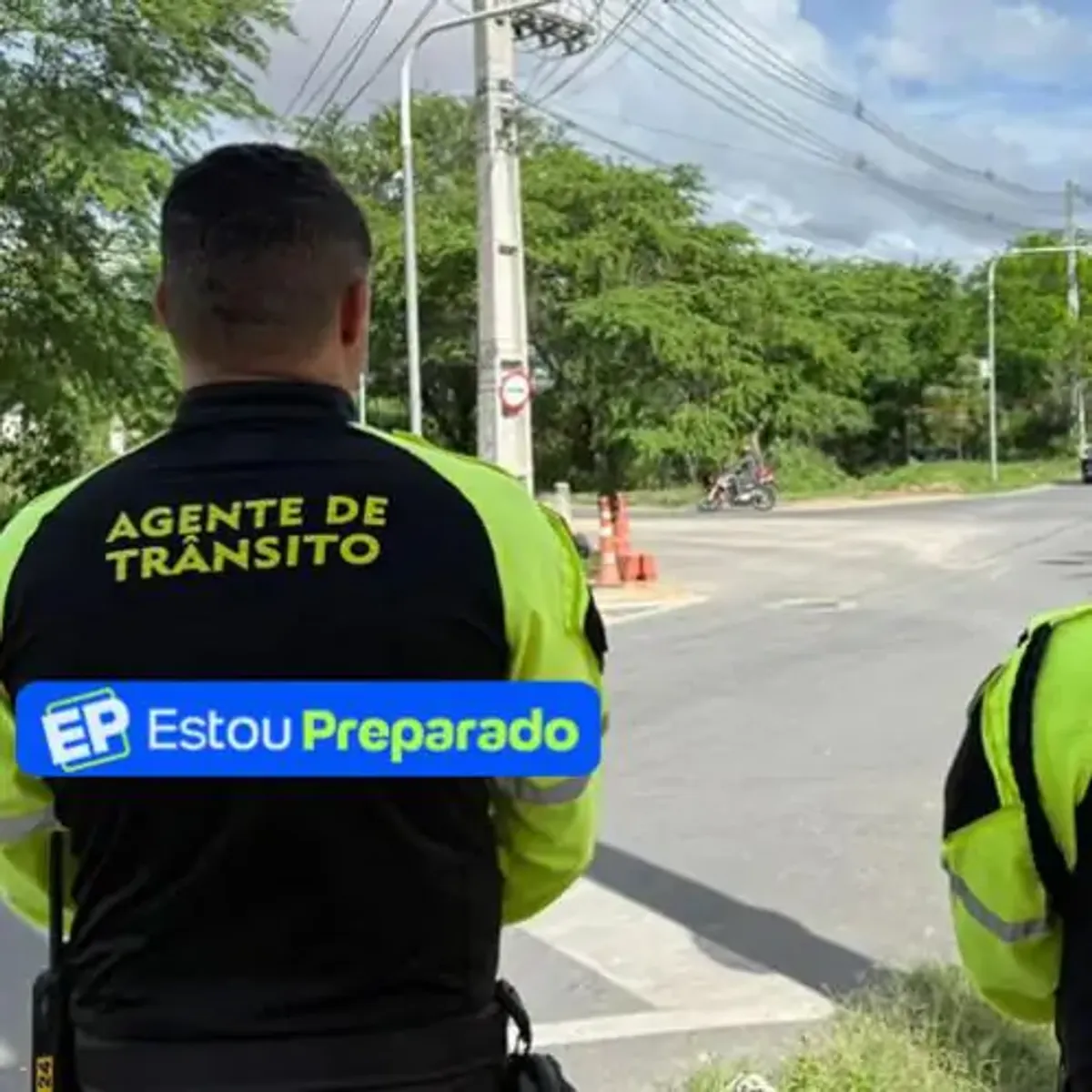Agente de trânsito de Campina Grande em serviço em rua movimentada.