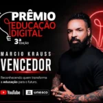 Professor Marcio Krauss em seu estúdio de gravação, sorrindo após receber prêmio do YouTube.